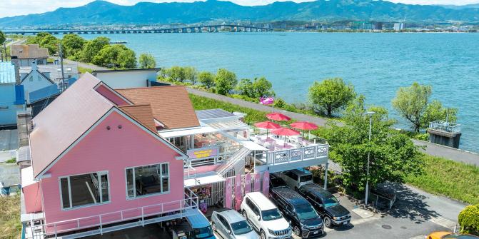 絶景を眺めながら過ごせる、ピンクのハワイアンカフェ 守山「ロイヤル