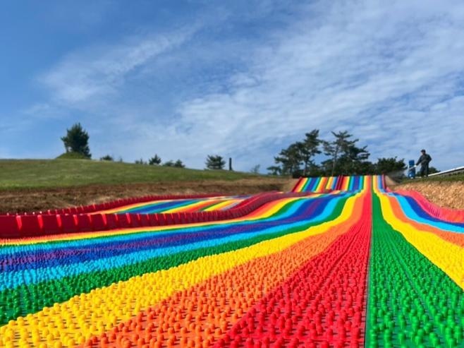 大自然を全身で感じる爽快アクティビティ！ 全長50mを降下する『虹色